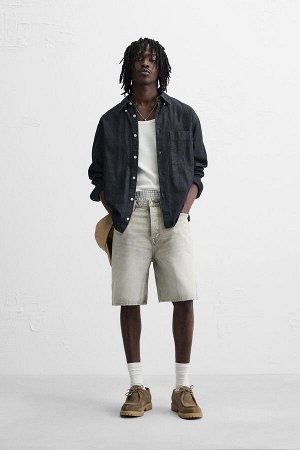 Шорты ЦВЕТ как на первом фото ШОРТЫ-БЕРМУДЫ ПРЯМОГО КРОЯ ИЗ ДЕНИМА (STRAIGHT-FIT-DENIM-BERMUDASHORTS) Шорты-бермуды прямого кроя из хлопкового денима. Модель с пятью карманами. В изношенном виде. Заст