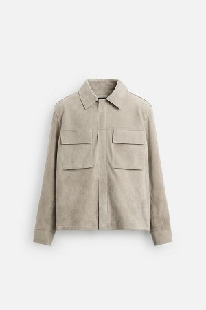 Жакет ЦВЕТ как на первом фото КУРТКА ИЗ ЗАМШИ С КАРМАНАМИ (WILDLEDERJACKE MIT TASCHEN) Замшевая куртка. Воротник с лацканами и длинные рукава с манжетами на пуговицах. Накладные карманы с клапанами на