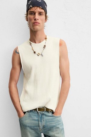 Трикотаж ЦВЕТ как на первом фото МАЙКА ИЗ РЕБРИСТОГО ТРИКОТАЖА (TANKTOP AUS RIPPSTRICK) Майка свободного кроя из трикотажа с добавлением хлопка. Круглый вырез горловины и проймы рукавов. СОСТАВ МАТЕРИ