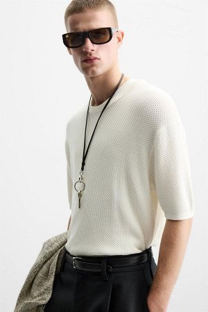 Футбока ЦВЕТ как на первом фото ВЯЗАНАЯ ФУТБОЛКА С ТЕКСТУРНЫМ УЗОРОМ (STRICK-T-SHIRT MIT STRUKTURMUSTER) Футболка свободного кроя из смесовой вискозной ткани. Круглый вырез и короткие рукава. Ребристы
