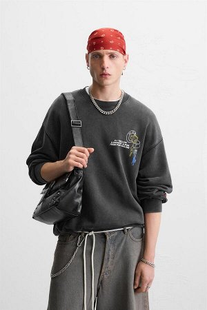 Свитшот ЦВЕТ как на первом фото ТОЛСТОВКА С КРУГЛЫМ ВЫРЕЗОМ POST MALONE™ (CREW-NECK-SWEATSHIRT POST MALONE™) Свитшот свободного кроя. Круглый вырез и длинные рукава. Графический принт Post Malone™ Bra
