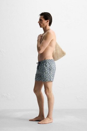Шорты ЦВЕТ как на первом фото ПЛАВКИ С ЦВЕТОЧНЫМ УЗОРОМ (BADEHOSE MIT BLUMENMUSTER) Плавки из функциональной ткани. Эластичный пояс с завязкой. Боковые карманы и накладной задний карман. внутренняя по