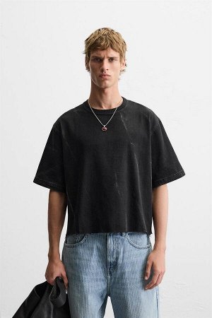 Футбока ЦВЕТ как на первом фото УКОРОЧЕННАЯ ДЖИНСОВАЯ ФУТБОЛКА (CROPPED-FIT-DENIM-T-SHIRT) Укороченная футболка из эластичного денима. Круглый вырез и короткие рукава. Выцветший вид. Неровный подол. С