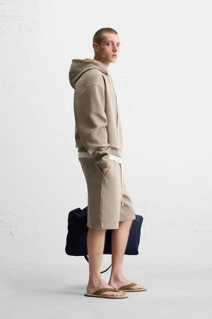 Свитшот ЦВЕТ как на первом фото ТОЛСТОВКА С КАПЮШОНОМ И НАДПИСЬЮ (HOODIE-SWEATSHIRT MIT SCHRIFTZUG) Толстовка-толстовка свободного кроя из хлопчатобумажной ткани с махровой подкладкой. Регулируемый ка