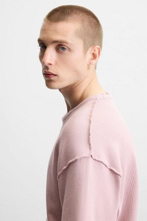 Футбока ЦВЕТ как на первом фото ФУТБОЛКА С ОБРАТНЫМ ЭФФЕКТОМ (T-SHIRT MIT UMGEKEHRTEM EFFEKT) Футболка прямого кроя из хлопкового трикотажа. Круглый вырез и короткие рукава. Швы с обратным эффектом. С