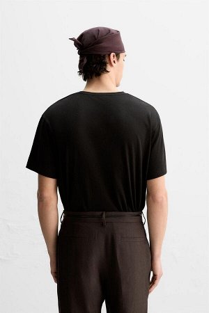 Футбока ЦВЕТ как на первом фото ФУТБОЛКА ИЗ ХЛОПКА И ЛЬНА (T-SHIRT AUS BAUMWOLLE UND LEINEN) Футболка свободного кроя из хлопчатобумажной и льняной ткани. Круглый вырез и короткие рукава. СОСТАВ МАТЕР