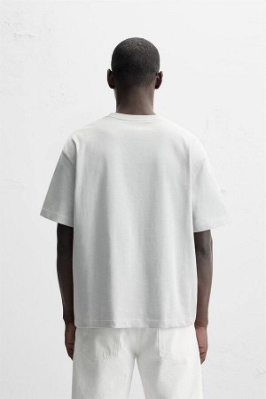 Футбока ЦВЕТ как на первом фото ФУТБОЛКА С ПРИНТОМ И НАДПИСЬЮ (BEDRUCKTES T-SHIRT MIT SCHRIFTZUG) Футболка прямого кроя. Круглый вырез и короткие рукава. Контрастный принт спереди. СОСТАВ МАТЕРИАЛА, И
