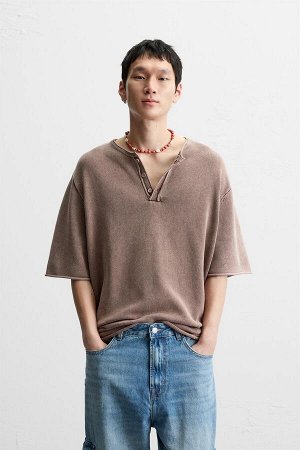 Футбока ЦВЕТ как на первом фото ФУТБОЛКА С ПУГОВИЦАМИ В СТИРАННОМ ЭФФЕКТЕ (T-SHIRT MIT KN?PFEN IN VERWASCHENER OPTIK) Футболка свободного кроя из хлопчатобумажного трикотажа. Круглый вырез горловины с