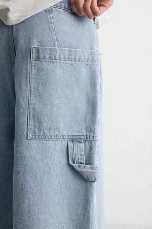 Шорты ЦВЕТ как на первом фото ДЖИНСЫ BERMUDA OVERSIZE FIT (BERMUDA DENIM OVERSIZED FIT) Свободные шорты-бермуды из хлопкового денима. Модель с пятью карманами. Многофункциональный ремешок на ногу. Выц