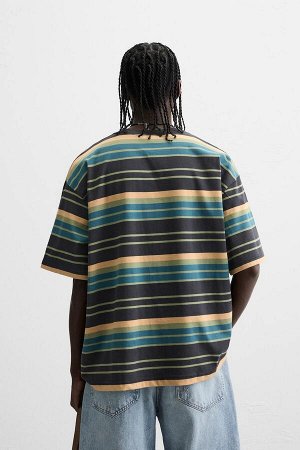 Футбока ЦВЕТ как на первом фото ФУТБОЛКА ИЗ ЖАККАРДОВОЙ ПОЛОСКИ (GESTREIFTES JACQUARD-T-SHIRT) Футболка свободного кроя. Круглая горловина. Короткие рукава. СОСТАВ МАТЕРИАЛА, ИНСТРУКЦИИ ПО УХОДУ И ПРО
