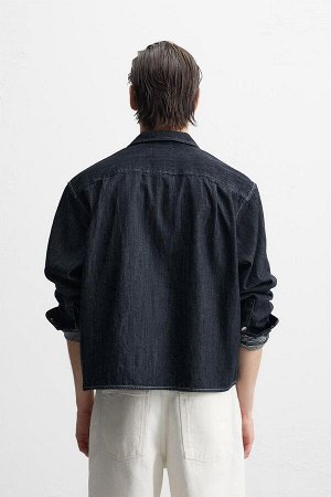 Рубашка ЦВЕТ как на первом фото ДЖИНСОВАЯ РУБАШКА С ОТСТРОЧКОЙ (DENIM-HEMD MIT STEPPN?HTEN) Рубашка свободного кроя из хлопкового денима. Воротник-боулинг и длинные рукава с манжетами на пуговицах. На