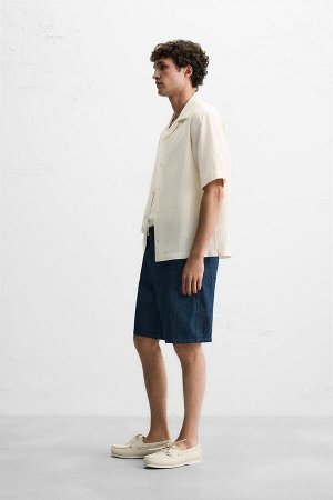 Шорты ЦВЕТ как на первом фото СВОБОДНЫЙ КРОЯЩИЙСЯ ДЖИНСОВЫЙ ДЕНИМЕР BERMUDA (BERMUDA DENIM RELAXED FIT) Шорты-бермуды свободного кроя из нестираного хлопкового денима. Из-за этого при первом ношении о
