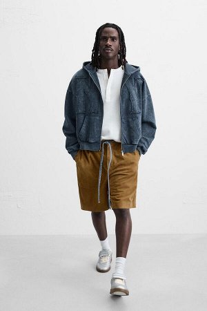Свитшот ЦВЕТ как на первом фото СВИТЕР С МОЛНИЕЙ И НАШИВКОЙ NY (VERWASCHENES SWEATSHIRT MIT REISSVERSCHLUSS UND PATCH NY) Толстовка свободного кроя с капюшоном. Капюшон и длинные рукава. Поясная сумка