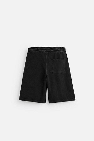 Шорты ЦВЕТ как на первом фото ДЖОГГЕРЫ-БЕРМУДЫ СВОБОДНОГО КРОЯ (JOGGER BERMUDA-JORTS IM BAGGY FIT) Мешковатые шорты-бермуды из хлопчатобумажной ткани с махровой подкладкой. Эластичный пояс с завязкой.
