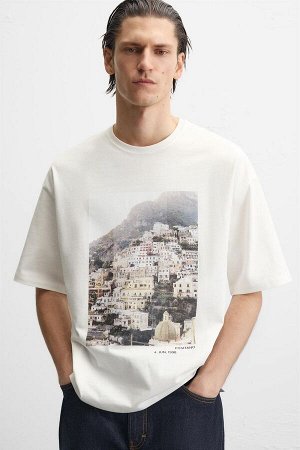 Футбока ЦВЕТ как на первом фото ФУТБОЛКА С ФОТОПЕЧАТЬЮ (T-SHIRT MIT FOTOPRINT) Футболка свободного кроя. Круглый вырез и короткие рукава. Контрастная фотопечать спереди и надпись сзади. СОСТАВ МАТЕРИА