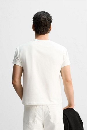 Футбока ЦВЕТ как на первом фото ФУТБОЛКА – В СТИЛЕ 90-Х – ОГРАНИЧЕННЫЙ ВЫПУСК (T-SHIRT – 90ER-FIT – LIMITED EDITION) Слегка укороченная футболка прямого кроя из хлопчатобумажной ткани с добавлением ст