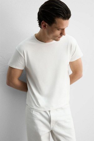 Футбока ЦВЕТ как на первом фото ФУТБОЛКА – В СТИЛЕ 90-Х – ОГРАНИЧЕННЫЙ ВЫПУСК (T-SHIRT – 90ER-FIT – LIMITED EDITION) Слегка укороченная футболка прямого кроя из хлопчатобумажной ткани с добавлением ст