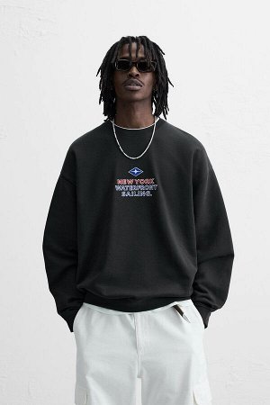 Свитшот ЦВЕТ как на первом фото СВИТШОТ В МОРСКОЙ СТИЛЕ С ВЫШИВКОЙ (MARITIMES SWEATSHIRT MIT STICKEREIEN) Свитшот свободного кроя. Круглый вырез и длинные рукава. Нашивки из контрастных по цвету матер