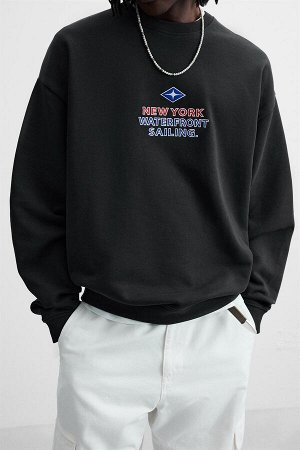 Свитшот ЦВЕТ как на первом фото СВИТШОТ В МОРСКОЙ СТИЛЕ С ВЫШИВКОЙ (MARITIMES SWEATSHIRT MIT STICKEREIEN) Свитшот свободного кроя. Круглый вырез и длинные рукава. Нашивки из контрастных по цвету матер