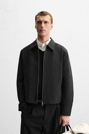 Жакет ЦВЕТ как на первом фото КУРТКА С ОТВЕРСТИЯМИ ШВАМИ (JACKE MIT PASPELN?HTEN) Куртка прямого кроя из плотной функциональной ткани. Воротник с лацканами и длинные рукава с застежкой на пуговицы на 