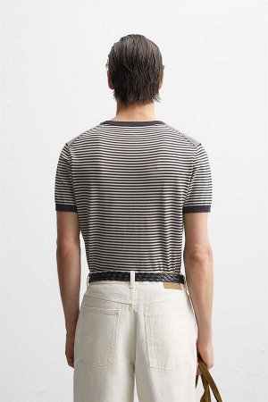 Футбока ЦВЕТ как на первом фото ПОЛОСАТАЯ ТРИКОТАЖНАЯ ФУТБОЛКА (GESTREIFTES STRICK-T-SHIRT) Футболка прямого кроя из хлопчатобумажного трикотажа. Круглый вырез и короткие рукава. С ребристыми манжетам