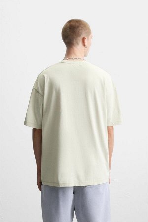 Футбока ЦВЕТ как на первом фото ФУТБОЛКА С СТИРАЕМЫМ ТЕКСТОМ (T-SHIRT MIT TEXT IN VERWASCHENER OPTIK) Футболка свободного кроя. Круглый вырез и короткие рукава. Принт с комбинированным материалом и ко