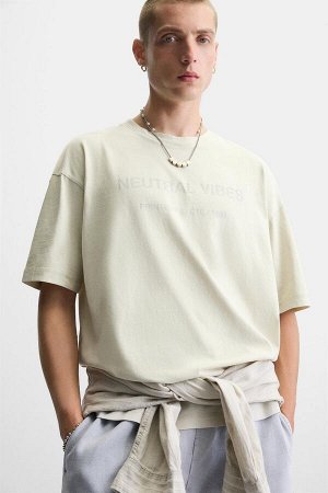 Футбока ЦВЕТ как на первом фото ФУТБОЛКА С СТИРАЕМЫМ ТЕКСТОМ (T-SHIRT MIT TEXT IN VERWASCHENER OPTIK) Футболка свободного кроя. Круглый вырез и короткие рукава. Принт с комбинированным материалом и ко