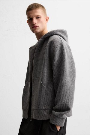 Свитшот ЦВЕТ как на первом фото ТОЛСТОВКА С НАЧЁСНОЙ ТЕКСТУРОЙ И МОЛНИЕЙ (SWEATSHIRT MIT GEB?RSTETER TEXTUR UND REISSVERSCHLUSS) Свитшот свободного кроя из начесаной ткани. Капюшон и длинные рукава. П