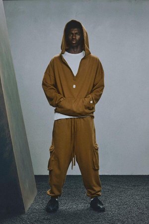 Свитшот ЦВЕТ как на первом фото СЛИВКА С КАПЮШОНОМ X SR_A (VERWASCHENES HOODIE X SR_A) Свободная толстовка с капюшоном из плотной хлопчатобумажной ткани с начесом. Капюшон и разрез спереди с соответст