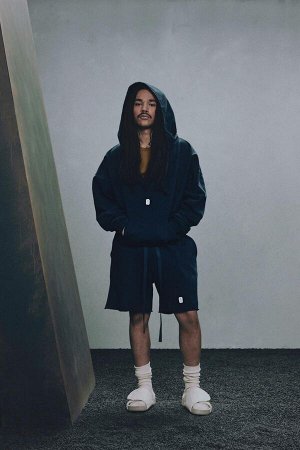 Свитшот ЦВЕТ как на первом фото СЛИВКА С КАПЮШОНОМ X SR_A (VERWASCHENES HOODIE X SR_A) Свободная толстовка с капюшоном из плотной хлопчатобумажной ткани с начесом. Капюшон и разрез спереди с соответст