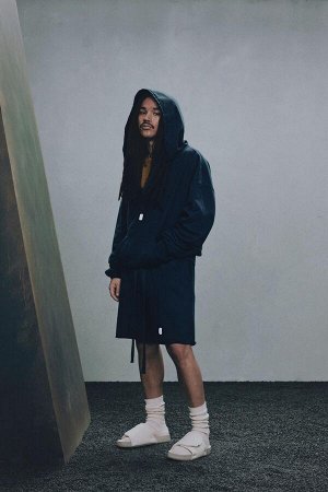 Свитшот ЦВЕТ как на первом фото СЛИВКА С КАПЮШОНОМ X SR_A (VERWASCHENES HOODIE X SR_A) Свободная толстовка с капюшоном из плотной хлопчатобумажной ткани с начесом. Капюшон и разрез спереди с соответст