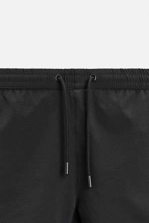 Шорты ЦВЕТ как на первом фото СТРУКТУРИРОВАННЫЕ ПЛАВКИ (BADEHOSE MIT STRUKTUR) Плавки-шорты из функциональной ткани с рипстоп-структурой, устойчивой к разрывам. Талия регулируется шнурком. Боковые кар