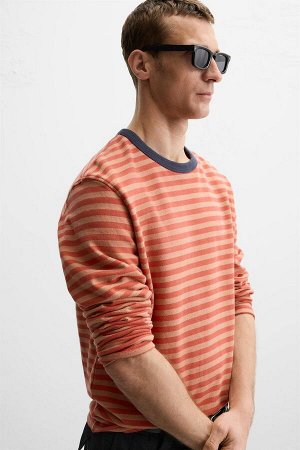 Футбока ЦВЕТ как на первом фото ПОЛОСАТАЯ КОФТА С ЭФФЕКТОМ ПОТЕРТОСТИ (GESTREIFTES SWEATSHIRT IN VERWASCHENER OPTIK) Свитшот свободного кроя. Круглый вырез и длинные рукава. Выцветший вид. Каждое изде
