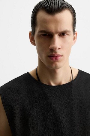 Футбока ЦВЕТ как на первом фото МАЙКА С РЕЛЬЕФОМ (TANK-TOP MIT RELIEF) Футболка свободного кроя из тисненой ткани. Круглый вырез и без рукавов. СОСТАВ МАТЕРИАЛА, ИНСТРУКЦИИ ПО УХОДУ И ПРОИСХОЖДЕНИЕ СО