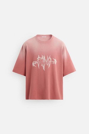 Футбока ЦВЕТ как на первом фото ВЯЗАНАЯ ФУТБОЛКА С ПРИНТОМ (GESTRICKTES T-SHIRT MIT PRINT) Футболка свободного кроя из хлопковой пряжи. Круглый вырез и короткие рукава. Контрастные принты спереди. Выц