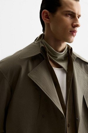 Жакет ЦВЕТ как на первом фото КОРОТКИЙ ТРЕНЧ ИЗ ФУНКЦИОНАЛЬНОЙ ТКАНИ (KURZER TRENCHCOAT AUS FUNKTIONSGEWEBE) Короткий тренч из легкой функциональной ткани. Воротник-лацкан и длинные рукава. Боковые ка