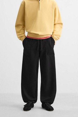 Брюки ЦВЕТ как на первом фото Широкие брюки-джоггеры (WIDE-FIT-JOGGER) Брюки свободного кроя из чесаной хлопчатобумажной ткани. Эластичный пояс с завязкой. Накладные передние карманы и накладной задни
