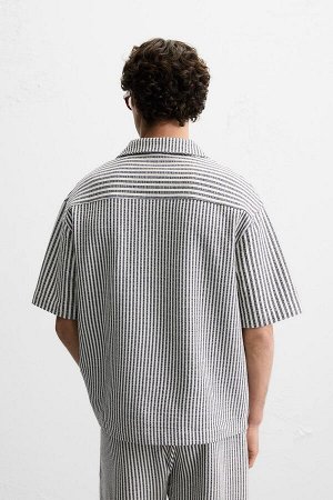 Рубашка ЦВЕТ как на первом фото Свободного покроя рубашка из ткани сирсакер (RELAXED-FIT-SEERSUCKER-HEMD) Рубашка свободного кроя из эластичной ткани. Воротник-боулинг и короткие рукава. Застежка на п