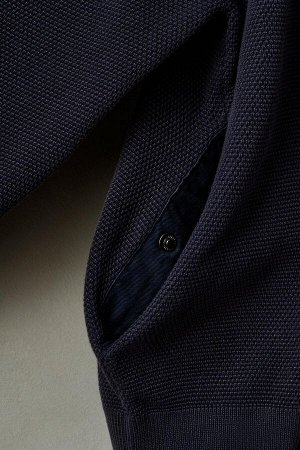 Трикотаж ЦВЕТ как на первом фото СТИРАННЫЙ КАРДИГАН X SR_A (VERWASCHENE STRICKJACKE X SR_A) Кардиган свободного кроя из хлопчатобумажной пряжи. Воротник Перкинса и длинные рукава. Боковые карманы с за