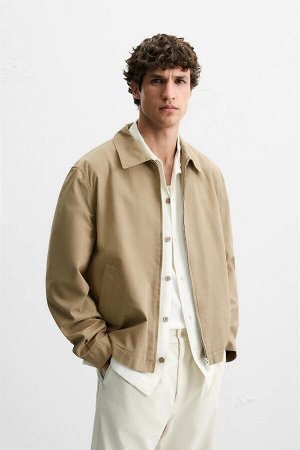Жакет ЦВЕТ как на первом фото КУРТКА ИЗ ХЛОПКА (JACKE AUS BAUMWOLLE) Куртка прямого кроя из хлопчатобумажной ткани. Воротник с лацканами и длинные рукава с застежкой на пуговицы на манжетах. Карманы н