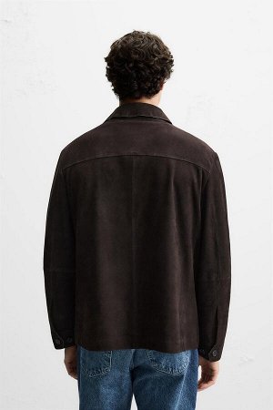 Жакет ЦВЕТ как на первом фото РУБАШКА ИЗ ЗАМШИ (WILDLEDER-OVERSHIRT) Замшевая рубашка прямого кроя. Отложной воротник и длинные рукава с застежкой на пуговицы. Накладные карманы на бедрах. Застежка на