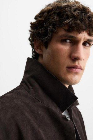 Жакет ЦВЕТ как на первом фото РУБАШКА ИЗ ЗАМШИ (WILDLEDER-OVERSHIRT) Замшевая рубашка прямого кроя. Отложной воротник и длинные рукава с застежкой на пуговицы. Накладные карманы на бедрах. Застежка на
