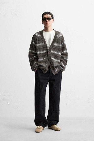 Трикотаж ЦВЕТ как на первом фото ПОЛОСАТЫЙ КАРДИГАН С ЭФФЕКТОМ ПОТЕРТОСТИ (GESTREIFTE CARDIGAN MIT DESTROYED-EFFEKT) Кардиган свободного кроя из хлопковой пряжи. V-образный вырез и длинные рукава. Эфф