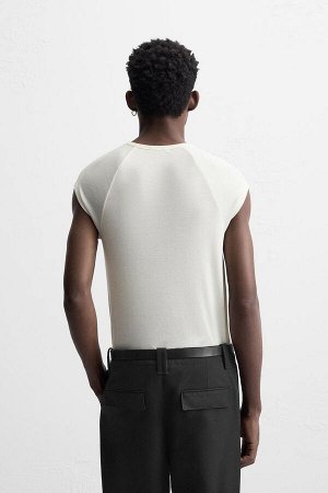 Футбока ЦВЕТ как на первом фото ФУТБОЛКА ОБЛЕГАЮЩЕГО КРОЯ (SLIM-FIT-T-SHIRT) Слегка прозрачная облегающая футболка из ткани с добавлением хлопка. Круглый вырез и короткие рукава. СОСТАВ МАТЕРИАЛА, ИНС