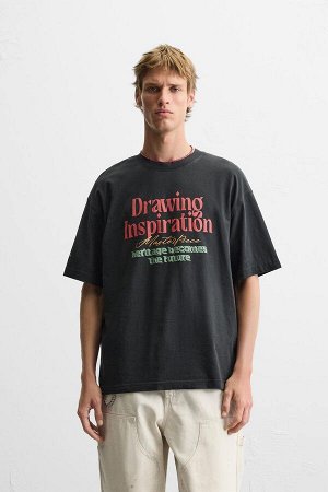 Футбока ЦВЕТ как на первом фото ФУТБОЛКА С ЭФФЕКТОМ ПОТЕРТОСТИ И ПРИНТОМ (T-SHIRT MIT VERWASCHENER OPTIK UND PRINT) Футболка свободного кроя. Круглый вырез и короткие рукава. Контрастные принты из ком