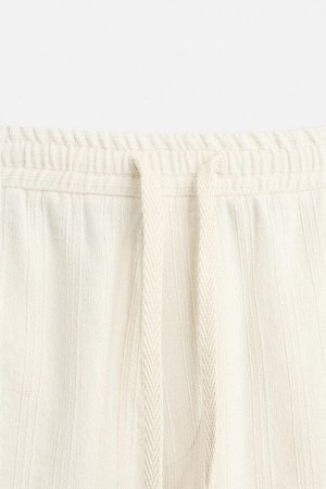 Брюки ЦВЕТ как на первом фото ПОЛОСАТЫЕ ЖАККАРДОВЫЕ БРЮКИ (GESTREIFTE JACQUARDHOSE) Брюки прямого кроя из хлопковой смеси. Эластичный пояс с завязкой. Передние карманы и задние прорезные карманы. СОСТ
