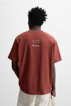 Футбока ЦВЕТ как на первом фото ФУТБОЛКА С НАДПИСЬЮ (T-SHIRT MIT SCHRIFTZUG) Футболка свободного кроя. Круглая горловина. Короткие рукава. Контрастный принт спереди. СОСТАВ МАТЕРИАЛА, ИНСТРУКЦИИ ПО УХ