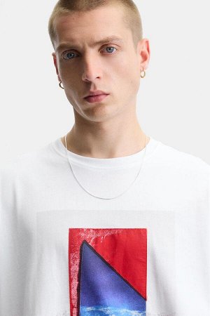 Футбока ЦВЕТ как на первом фото ФУТБОЛКА С НАШИВКОЙ (T-SHIRT MIT PRINT-AUFN?HER) Футболка свободного кроя. Круглый вырез и короткие рукава. Прикрепленная нашивка контрастного цвета с принтом спереди. 