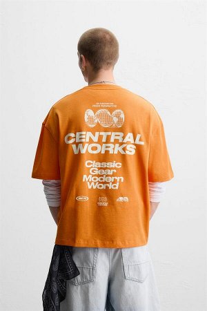 Футбока ЦВЕТ как на первом фото ФУТБОЛКА С КОМБИНИРОВАННЫМИ ПРИНТАМИ (T-SHIRT MIT KOMBIPRINTS) Футболка свободного кроя. Круглый вырез и короткие рукава. Контрастные принты спереди и сзади. СОСТАВ МАТ