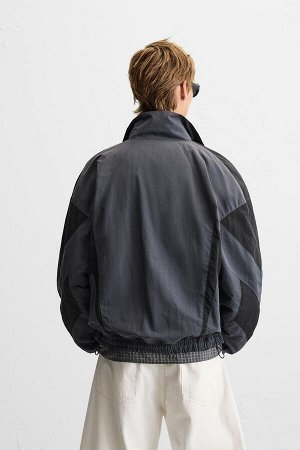 Жакет ЦВЕТ как на первом фото ФУНКЦИОНАЛЬНАЯ КУРТКА С ЦВЕТНЫМИ БЛОКАМИ (FUNKTIONSJACKE MIT COLOR BLOCK) Куртка свободного кроя из легкой функциональной ткани. Подкладка из сетки. Высокий воротник и дл